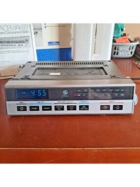 GE Spacemaker Kitchen Companion AM FM Radio With Clock Model 7-4222